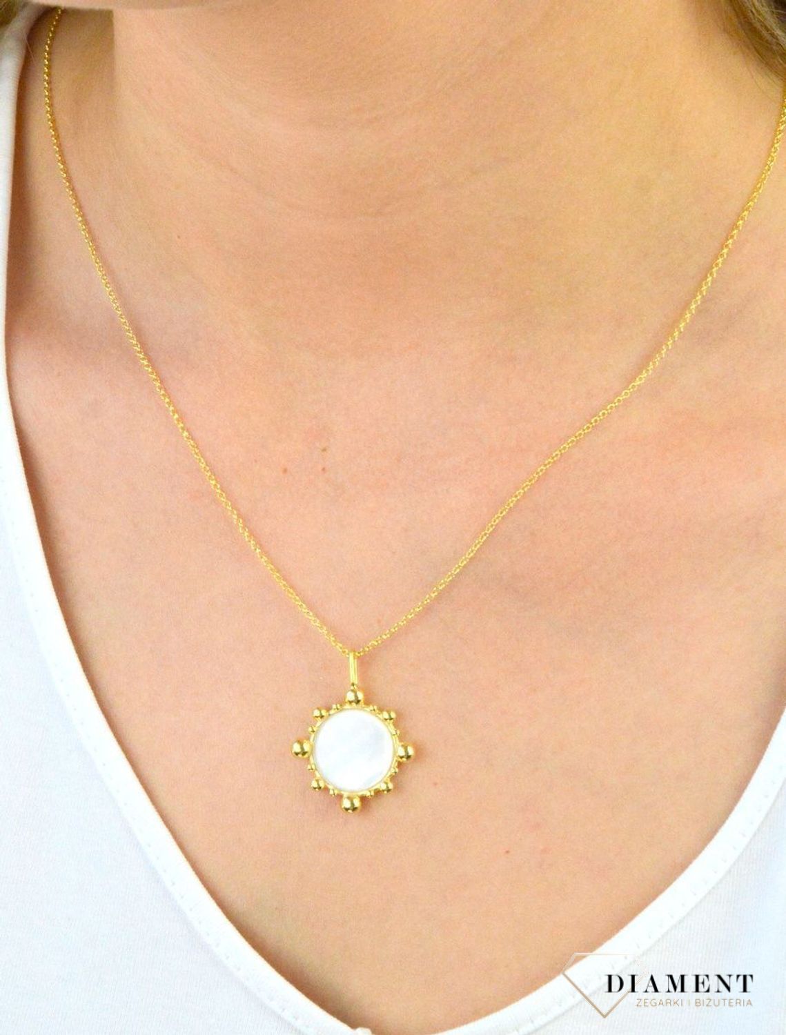 Medalion pozłacany Essme z masą perłową DZN414 MPB Z.  Naszyjnik srebrny pozłacany. Naszyjnik pozłacany kółko z masą perłową. Naszyjnik idealny pomysł na prezent dla każdej kobie.jpg